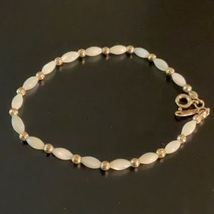 Vintage 80’s 'sFaux Pearls.Goldtonebead 7.5" Bracelet Claw Clasp